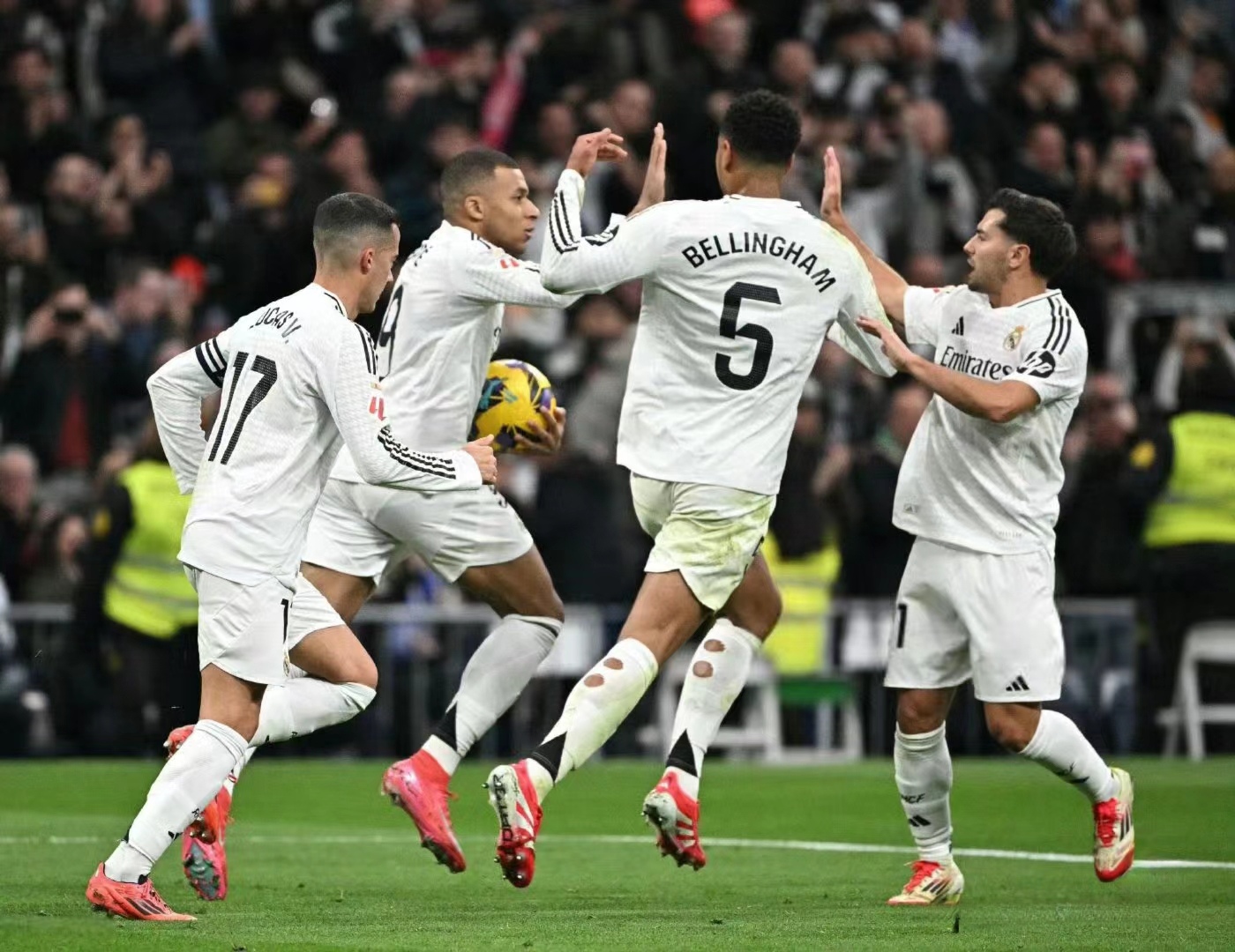 开云平台-皇家马德里主帅团队讨论战术备战对决